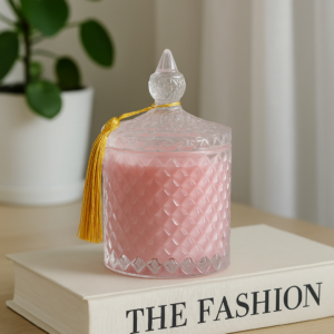 Ароматична свіча Rose Elegance з трьома гнотами у фактурному скляному контейнері — тепле світло та атмосфера камерної розкоші.