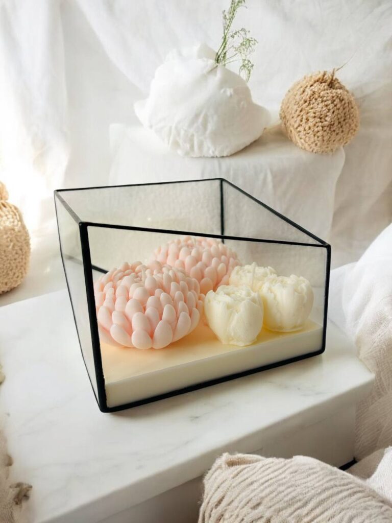 Аромасвічка GENTLE Pink у скляній тарі з квітковою формою