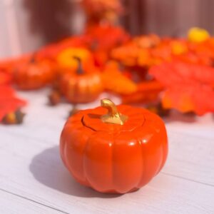 Ароматизована свіча у гіпсовому кашпо у формі гарбуза помаранчевого кольору