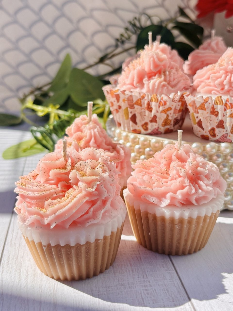 інтер’єрна свічка у вигляді тістечка з ніжним кремовим дизайном