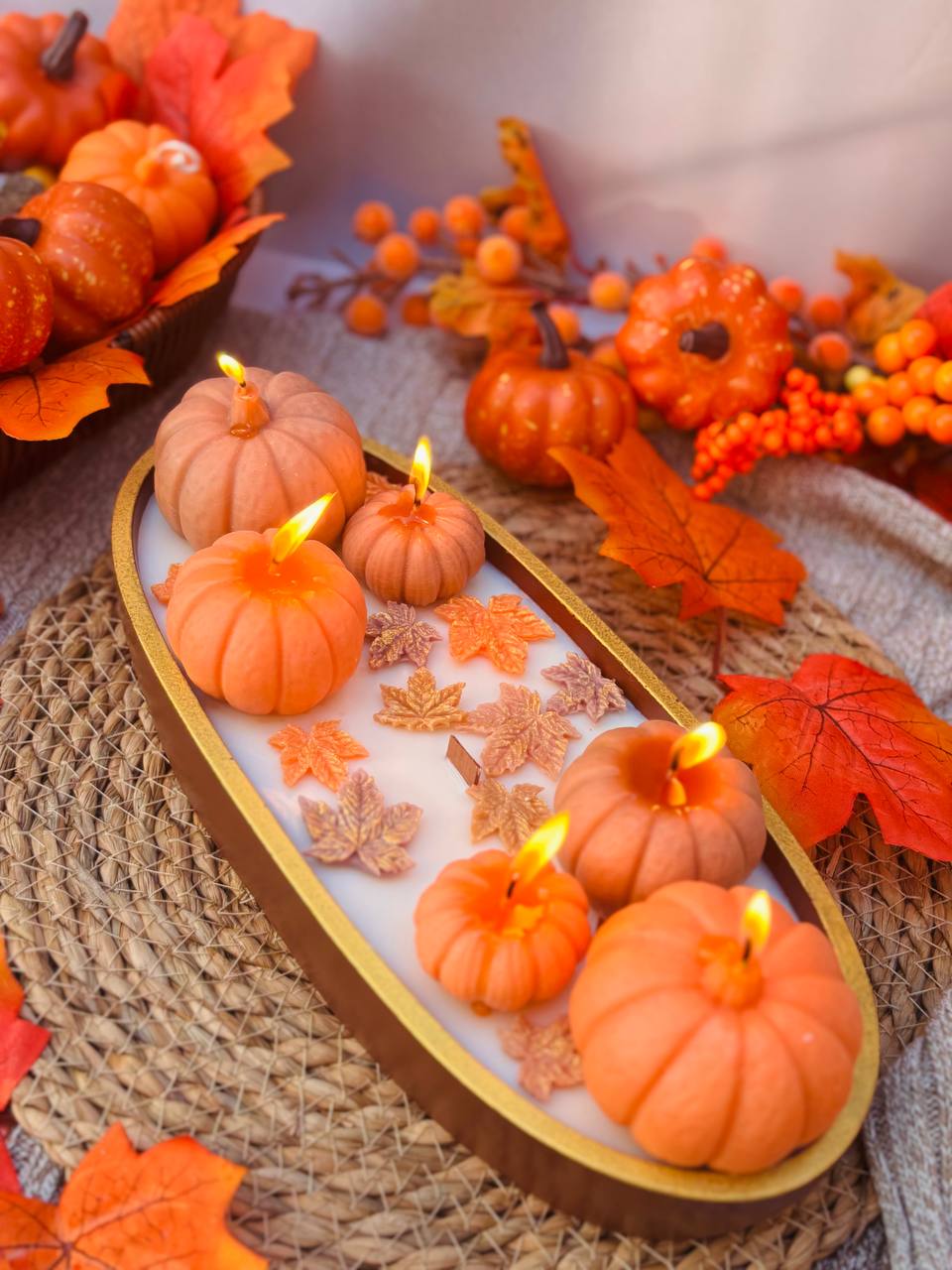 Ароматизована свічка Pumpkin Spice у теплому осінньому декорі