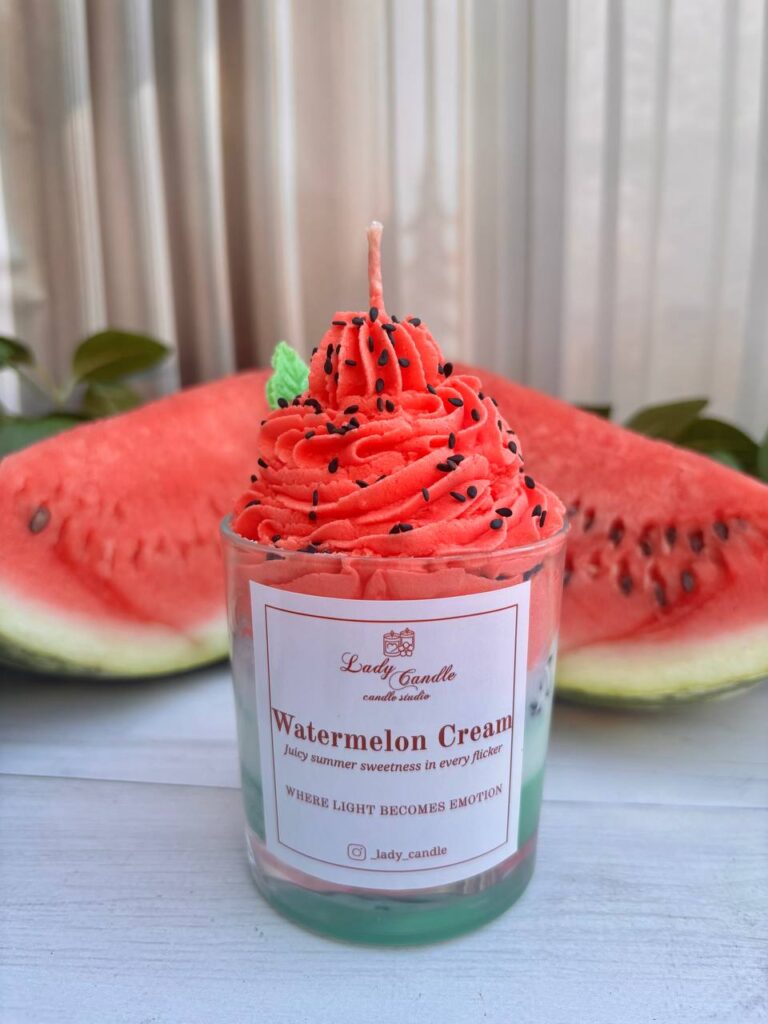десертна ароматична свічка watermelon cream з червоним кремом і чорними “кісточками”