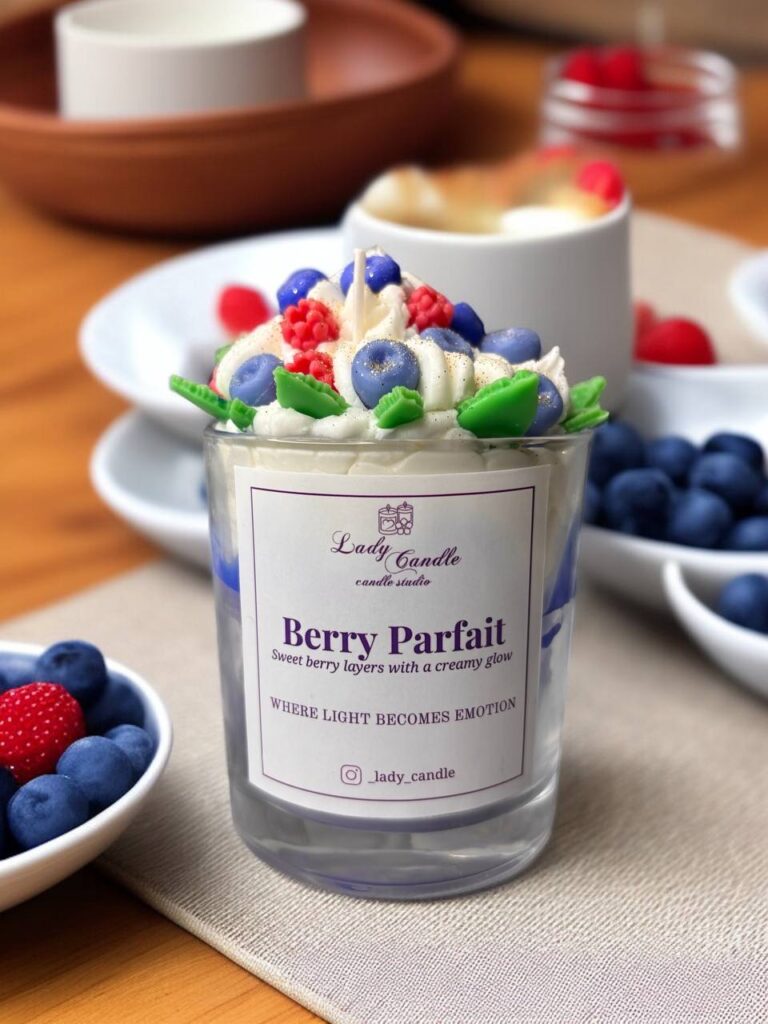 ароматична свіча berry parfait у скляному бокалі з ягідним декором