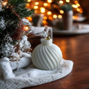 ароматична свічка ялинкова куля у білому кольорі з золотим акцентом