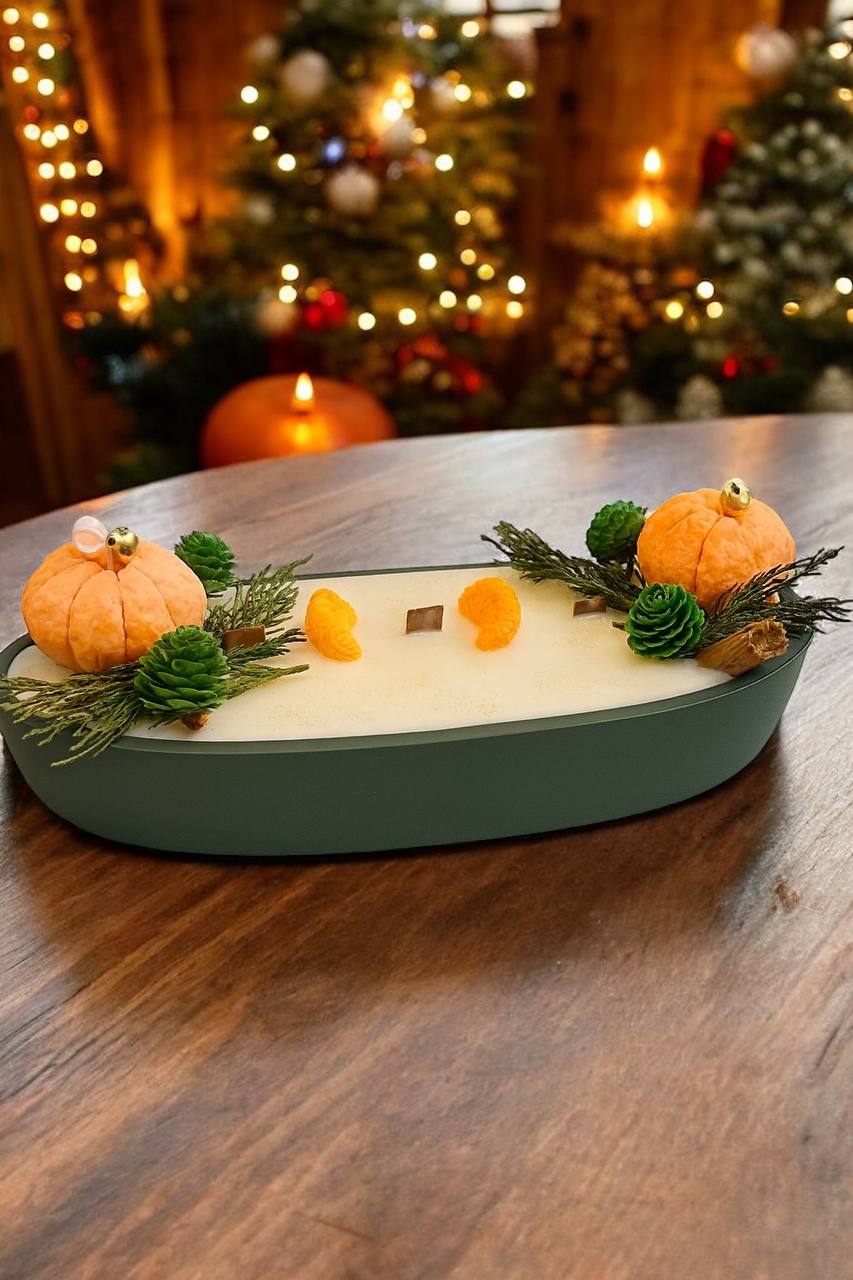 велика різдвяна свічка з мандаринами та трьома дерев’яними ґнотами