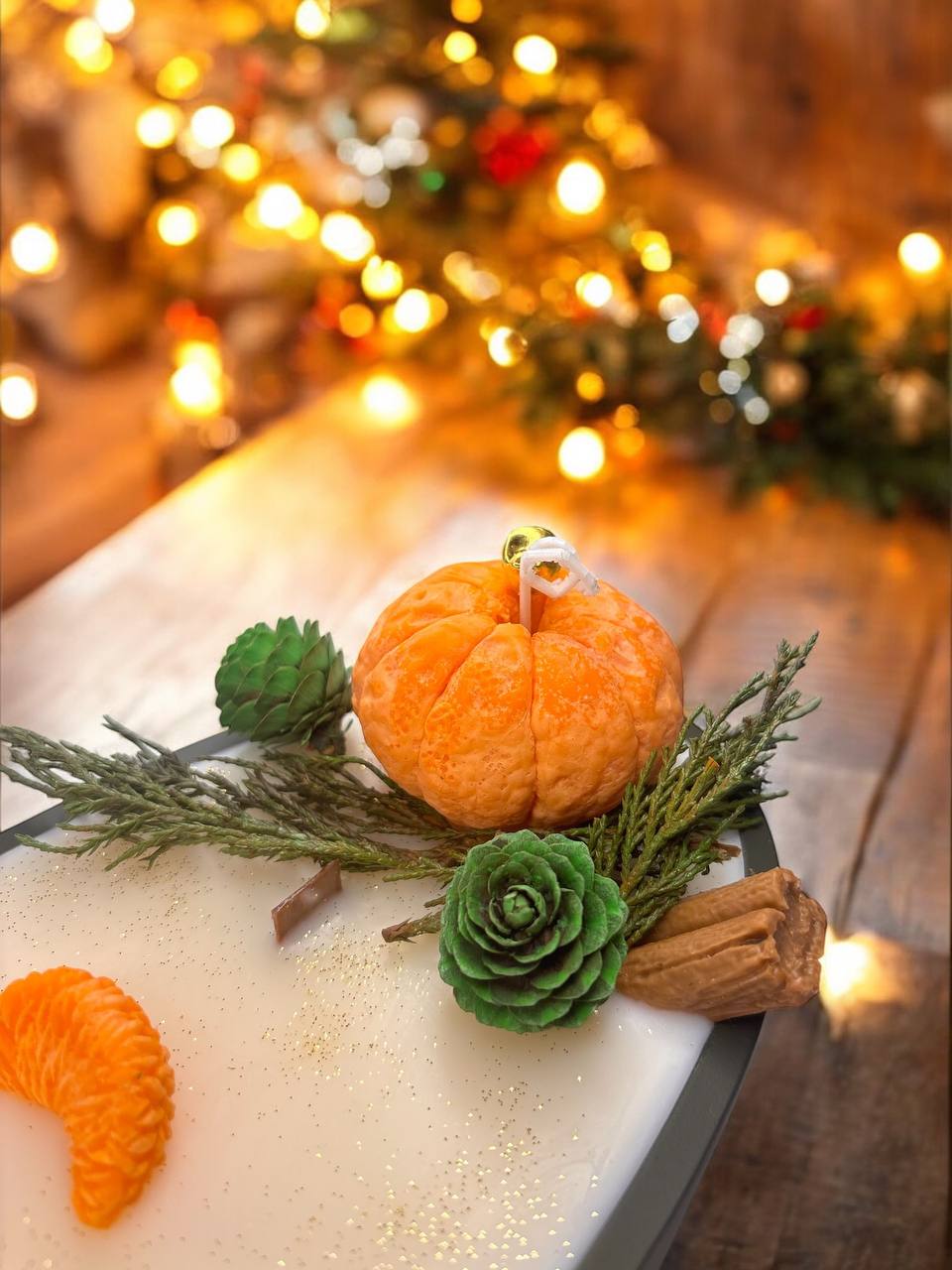 овальна святкова свічка з ароматом соковитого мандарина