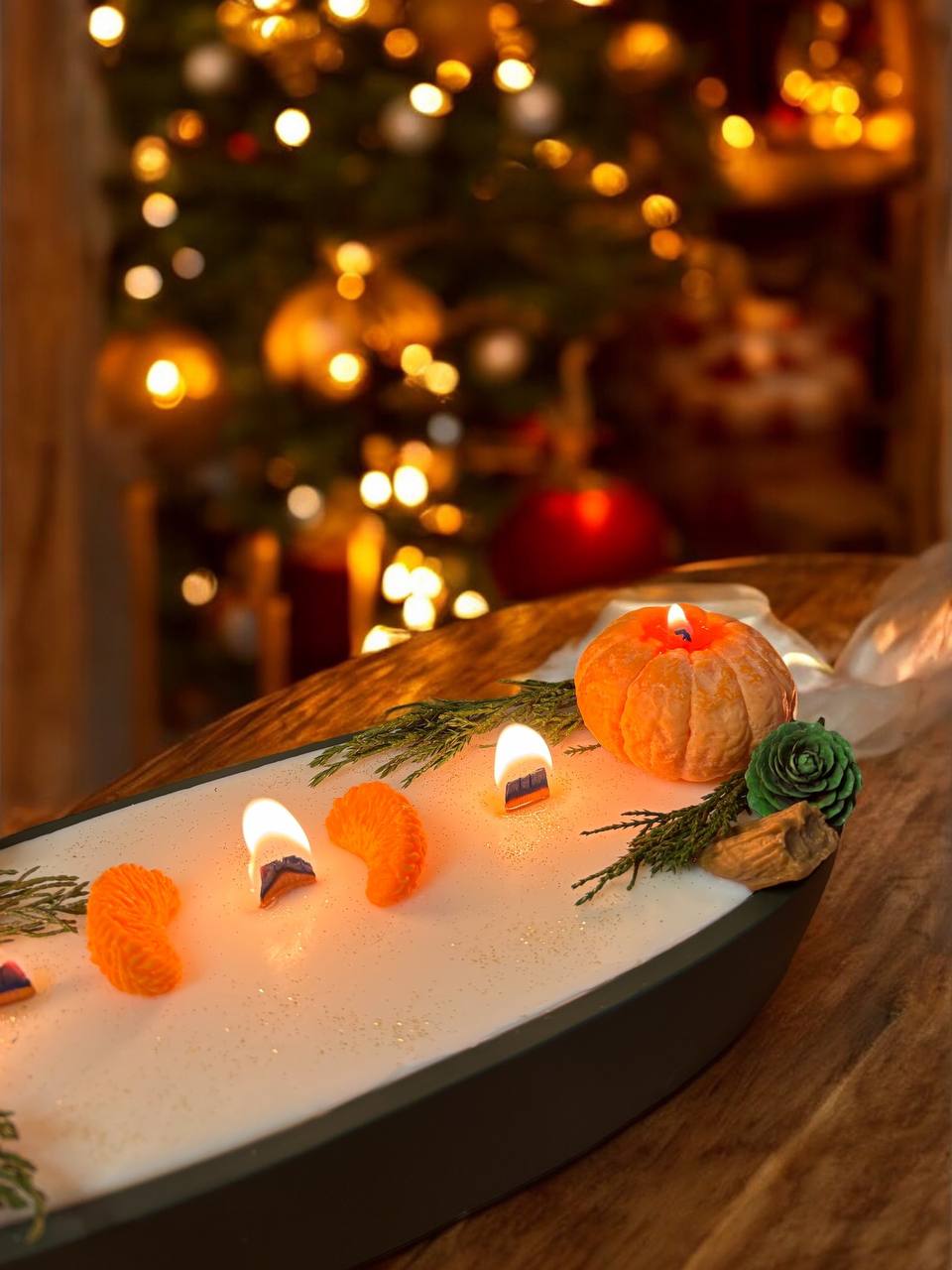 декоративна новорічна свічка з мандаринами та хвойними елементами