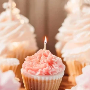 аромасвіча тістечко з кремовим декором у теплому світлі