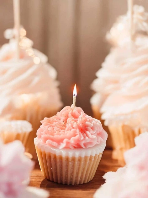 аромасвіча тістечко з кремовим декором у теплому світлі