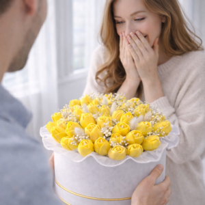 Подарункова коробка з жовтими свічками-тюльпанами у світлій композиції