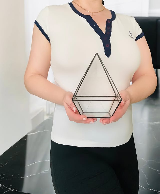 Флораріум «Піраміда» як геометричний акцент інтер’єру