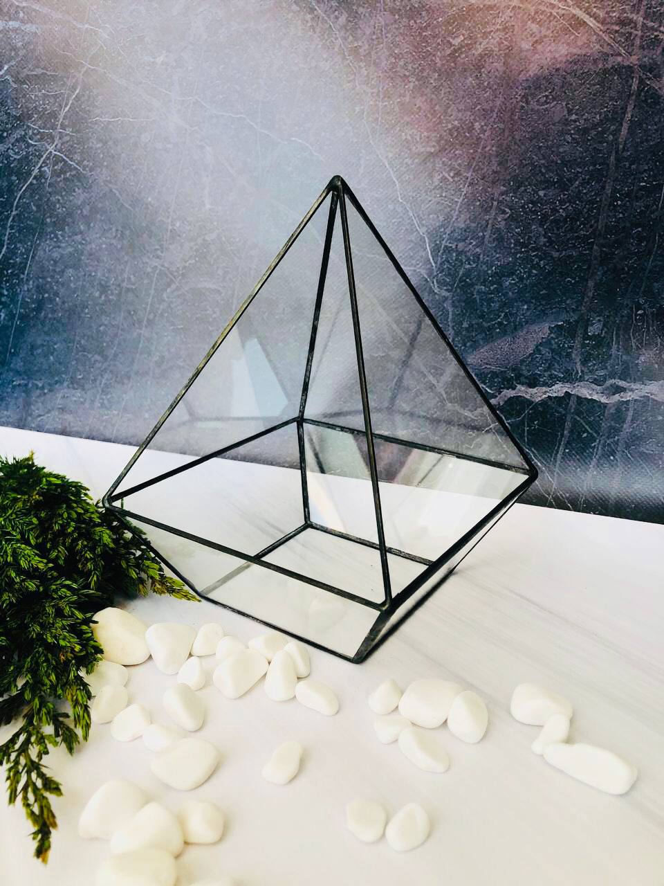 Компактний флораріум у формі піраміди з італійського скла