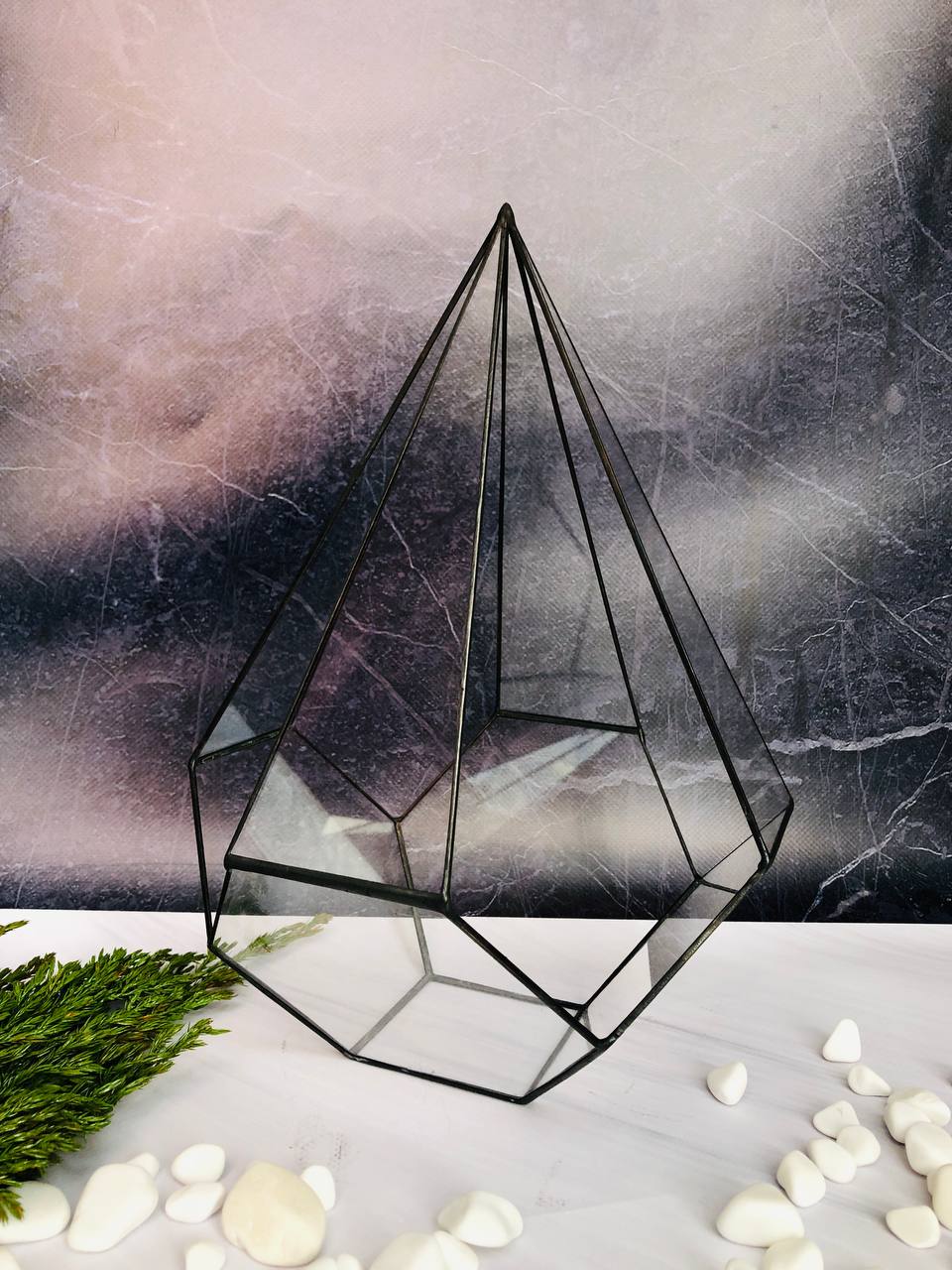 Відкрита краплеподібна форма, що додає інтер’єру легкості та повітря. Пустий флораріум для рослинних і декоративних композицій. Доставка по Україні та за кордон.