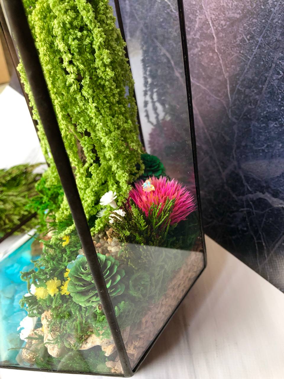 Інтер’єрний флораріум з івою та водоспадом у геометричному склі