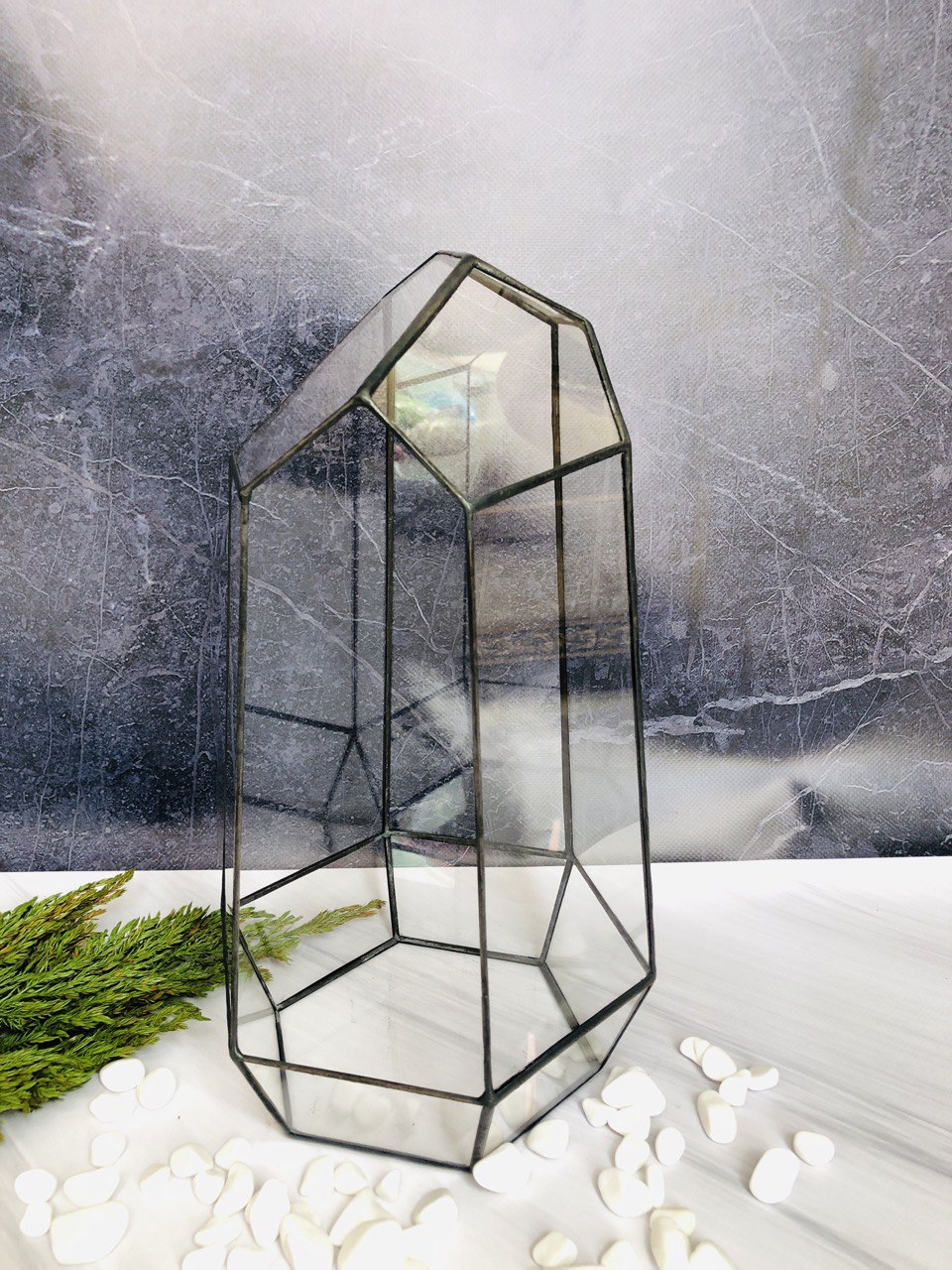 Геометричний флораріум у формі айсберга для сучасного інтер’єру