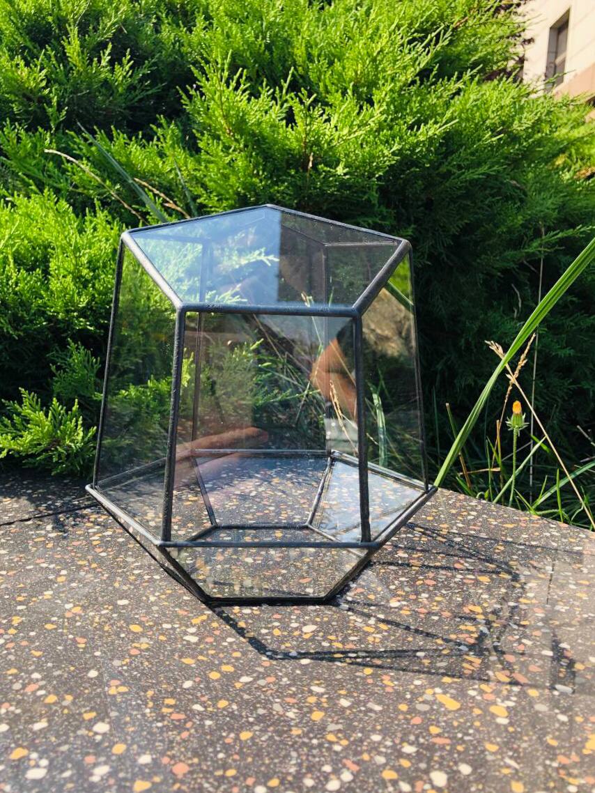 Геометричний відкривний флораріум для сучасного інтер’єру