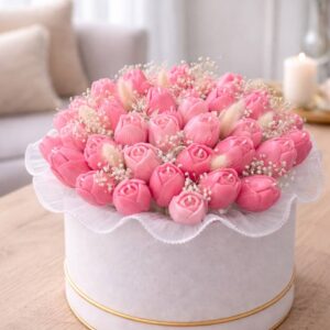 Подарункова коробка з рожевими свічками-тюльпанами у ніжній композиції